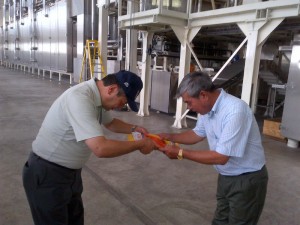  El Presidente de la CCIPJ, Atsushi Gomi entregando un obsequio al Presidente de la Cooperativa CAINCO al final de la visita a la fábrica de fideos. 