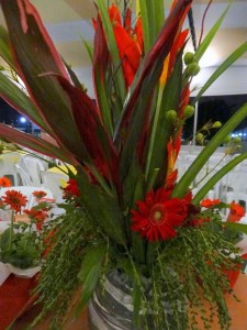 Arreglos florales que adornaron los centros de mesa en el buffet de clausura