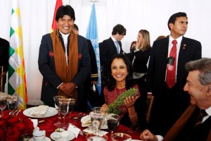El presidente de Bolivia, Evo Morales; la primera dama Nadine Heredia y Rafael Roncagliolo, canciller del Perú.