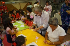 Profesora Ana Tamashiro, enseñando origami